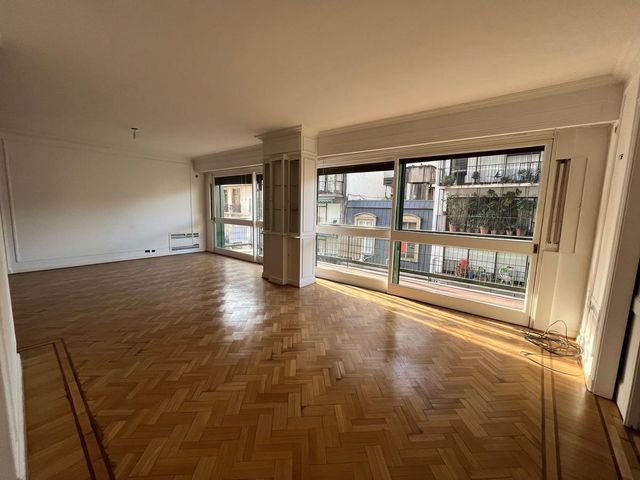 Departamento de 3 dormitorios y 2 dependencias con Balcón en Alquiler - Baulera y Cochera - Recoleta