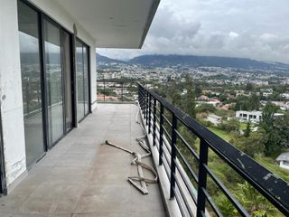 Venta Penthouse 3 dormitorios con balcón y terraza privada. Vista a los valles – Cumbayá. Aurora