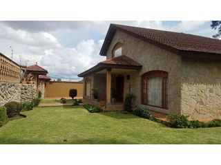 Foto 1 de casa en venta en rio amarillo sayausi san sebastian de lujo con area verde
