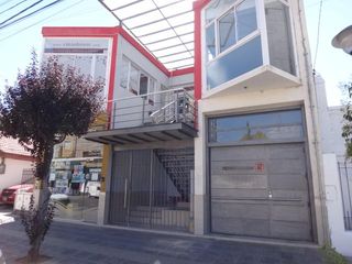 Casa con local, oficinas y terreno venta centro Neuquén
