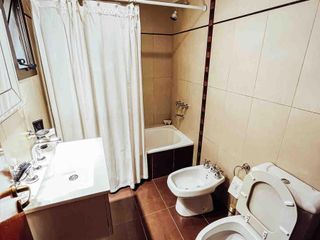 Departamento en venta - 2 Dormitorios 1 Baño - Cochera - 76Mts2 - La Plata