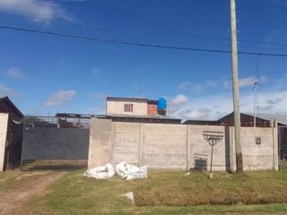 Casa en venta - 3 Dormitorios 1 Baño - Cochera - 75Mts2 - Lisandro Olmos, La Plata