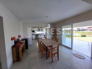 Foto 3 de Casa 5 ambientes AL LAGO con Pileta - Barrio El Canton - Norte