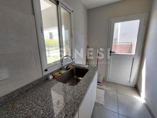 Foto 13 de Casa 5 ambientes AL LAGO con Pileta - Barrio El Canton - Norte