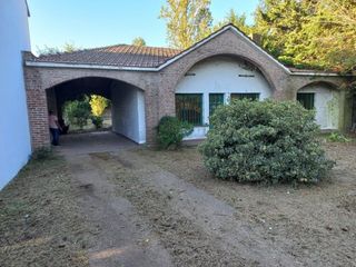 VENTA. Lote en City Bell sobre camino general Belgrano con casa a reciclar o demoler. ¡¡¡IDEAL PARA DESARROLLO INMOBILIARIO!!!.