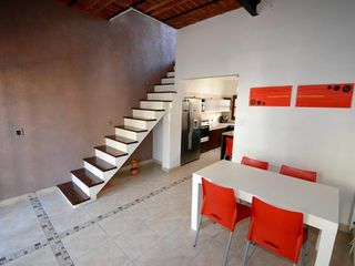 Excelente Casa Reciclada A Nuevo De 3 Dormitorios Y Cochera En Villa Devoto.
