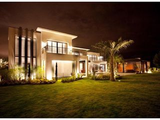 Foto 2 de ESPECTACULAR CASA AMOBLADA DE VENTA, CON PISCINA, EN URB. EXCLUSIVA CUMBAYA (Sector Colegio Menor)