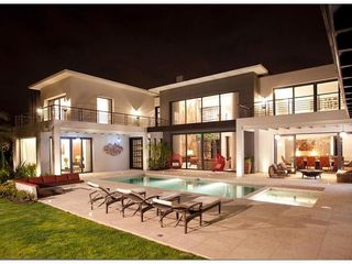 Foto 1 de ESPECTACULAR CASA AMOBLADA DE VENTA, CON PISCINA, EN URB. EXCLUSIVA CUMBAYA (Sector Colegio Menor)