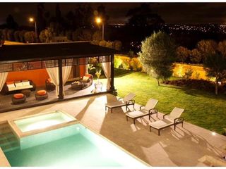 Foto 3 de ESPECTACULAR CASA AMOBLADA DE VENTA, CON PISCINA, EN URB. EXCLUSIVA CUMBAYA (Sector Colegio Menor)