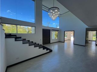 Foto 2 de Casa con Piscina para Renta en la Vía San Antonio La Ceja