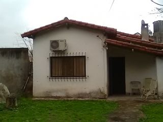 Foto 1 de IDEAL INVERSORES. AMPLIO LOTE CON CASA AL FONDO.