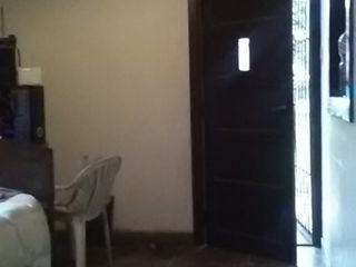 Foto 3 de IDEAL INVERSORES. AMPLIO LOTE CON CASA AL FONDO.