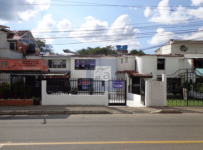 Casa en arriendo en Comuna 12 Cabecera del Llano