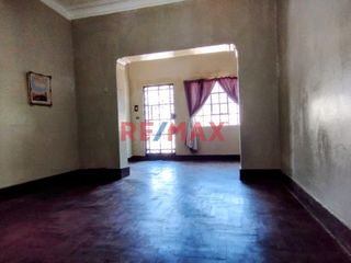 Foto 4 de ¡No dejes pasar esta excelente oportunidad! Casa de 2 pisos en la Av. Iquitos, La Victoria, ideal para casa habitación, oficina o negocio. Con 135 m²