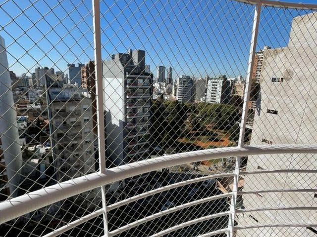 Amplio dos ambientes , piso alto vista abierta Sobre Av Cabildo y Paroissien .