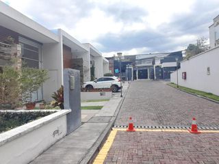 Hermosa Casa en Venta en Cumbayá de 274m² con piscina, gimnasio y guardianía 24/7 I Cerca al Parque