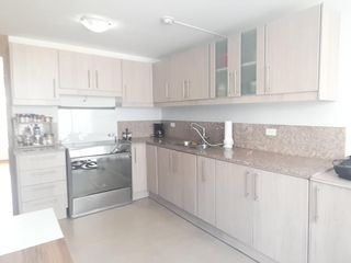 Hermosa Casa en Venta en Cumbayá de 274m² con piscina, gimnasio y guardianía 24/7 I Cerca al Parque