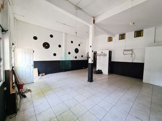 Salón de 160m2 con dos baños y cocina con parrilla, Liniers.