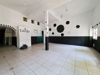 Salón de 160m2 con dos baños y cocina con parrilla, Liniers.
