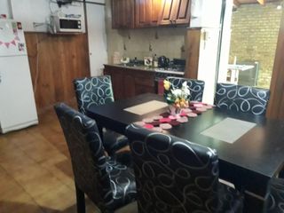 Foto 3 de Sobre dos Terrenos formando 500 metros 5 ambientes, y baños con Dto interno excelente zona