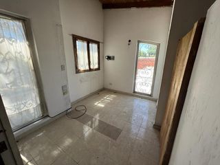 Casa en venta - 4 dormitorios, 2 baños - 300mts2 - Tolosa, La Plata