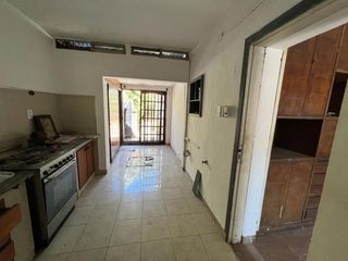 Casa en venta - 4 dormitorios, 2 baños - 300mts2 - Tolosa, La Plata