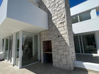 Moderno chalet de 4 ambientes con cochera en Urquiza y Matheu