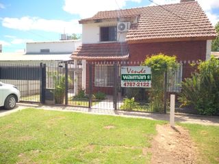Foto 1 de VENTA DE CASA SOBRE LOTE PROPIO DE DOS PLANTAS Y COCHERA