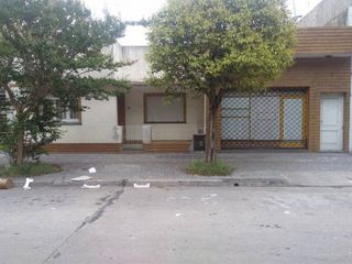 Foto 1 de Casa de 3 ambientes con gge p/2 autos, patio y terraza apta para seguir edificando