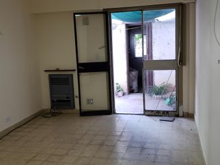 Foto 3 de Funcional apto uso profesional en planta baja con patio Lamadrid 62