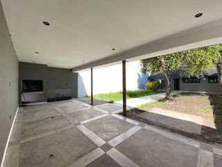 VENTA Casa de 3 ambientes con patio, garage y quincho - a reciclar - Los Pinares Mar Del Plata