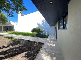 VENTA Casa de 3 ambientes con patio, garage y quincho - a reciclar - Los Pinares Mar Del Plata