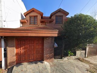Foto 2 de Casa en Venta - 3 dormitorios 2 baños - cochera- 250mts2 - Bernal Oeste