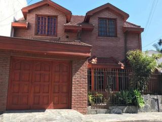 Foto 1 de Casa en Venta - 3 dormitorios 2 baños - cochera- 250mts2 - Bernal Oeste