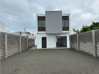 Foto 5 de MODERNA CASA NUEVA CON 3 DORMITORIOS EN MANTA AZUL, SUR DE MANTA