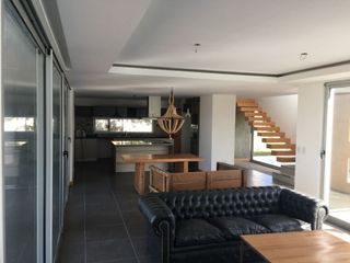 Foto 12 de Casa desarrollada en dos plantas con piscina barrio privado Rumencó