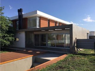 Casa desarrollada en dos plantas con piscina barrio privado Rumencó