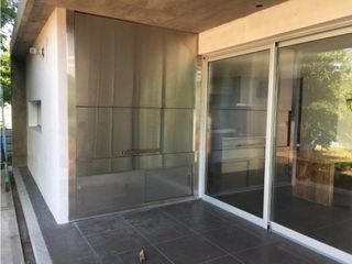 Foto 7 de Casa desarrollada en dos plantas con piscina barrio privado Rumencó