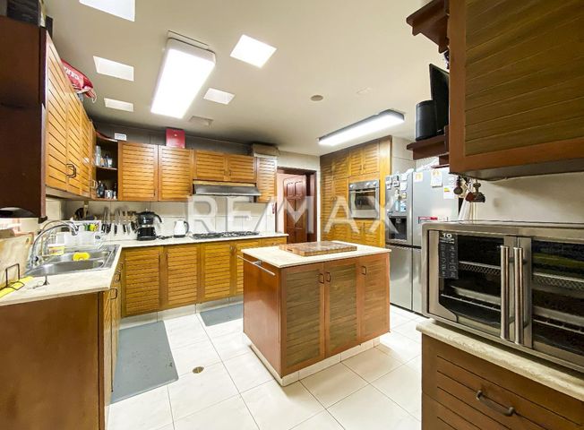 Casa en Venta en Santiago de Surco - Więcej