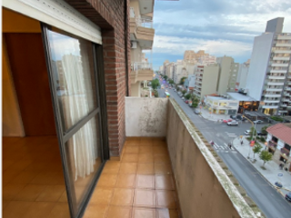 Departamento tres ambientes con balcón a la calle.