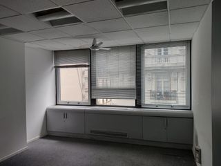 Oficina de medio Piso en Torre Olivetti - Plaza San Martin - Centro