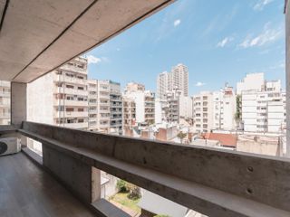 Departamento monoambiente con balcón y cochera  en  Caballito