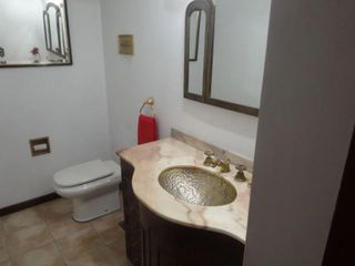Casa en venta - 4 dormitorios 2 baños - Cochera - 200mts2 - Quilmes