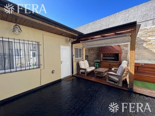 Venta casa 3 ambientes con cochera, patio y quincho en Quilmes Oeste (29698)