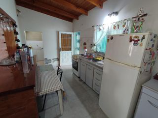 Casa en venta - 2 Dormitorios 1 Baño - Cochera - 207mts2 - Berisso