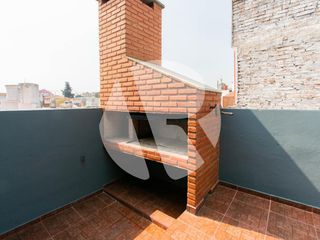 Ph tipo Casa al Frente Refaccionado a Nuevo de 5 Ambientes con Patio y Terraza!!
