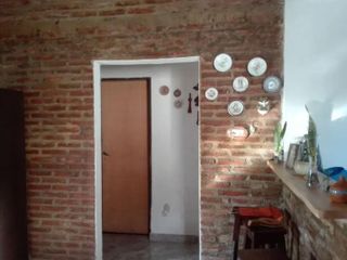 Casa en venta - 3 dormitorios 1 baño - Cocheras - 210mts2 - Lisandro Olmos Etcheverry, La Plata