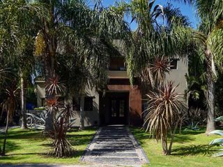 Casa en venta 5 ambientes jardin pileta - San Carlos Country Club -