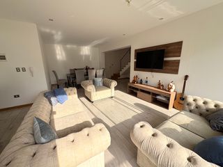 Foto 1 de ¡Vive en la Exclusiva Urb. Hortensias de California! 🌟

Vende hermoso dúplex de 151 m² en un condominio cerrado y vigilado 24/7 con cámaras de segur