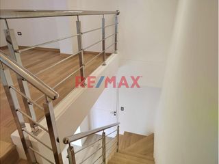 Foto 3 de ¡Vive en la Exclusiva Urb. Hortensias de California! 🌟

Vende hermoso dúplex de 151 m² en un condominio cerrado y vigilado 24/7 con cámaras de segur